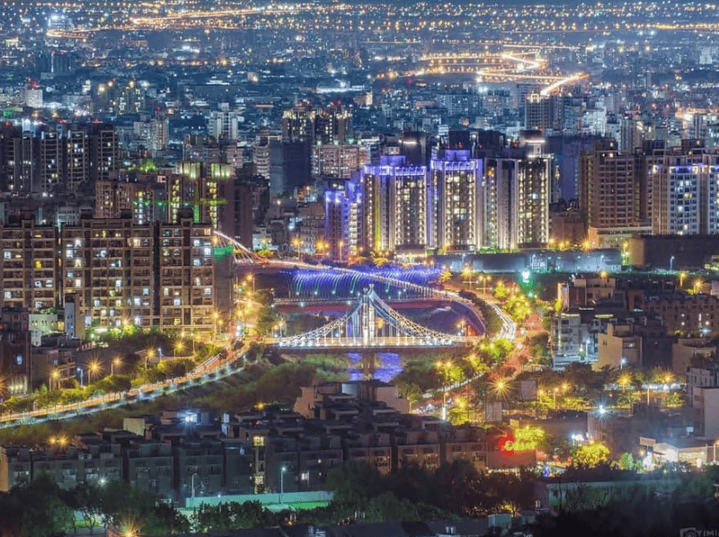 台中｜夜晚约会景点TOP7，让你将绵延的海岸线、市区百万夜景尽收眼底，享受浪漫之夜！