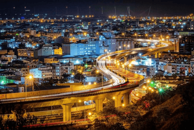 《2024台中夜景秘境推荐》想要约会又不想人挤人?这里有10个最浪漫的景点等你探索,其中一个甚至被誉为台版函馆,让你尽享迷人夜景!