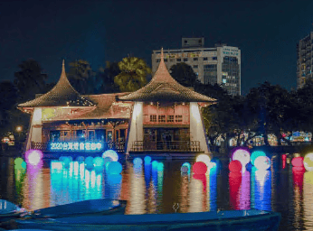 越晚越精彩！「台中夜间必游TOP8景点」，无死角欣赏都市绝美夜景、1:1比例还原的姜饼屋、空中花园装置艺术，让你在台中的夜晚也能享受无限乐趣，绝不无聊！