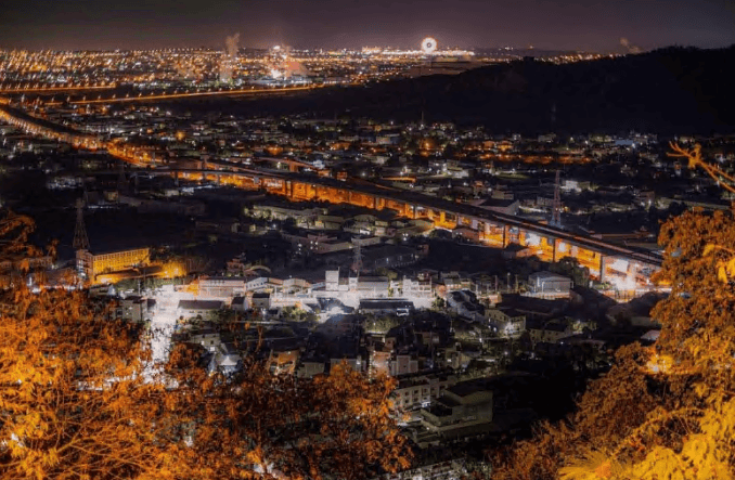 《2024台中夜景秘境推荐》想要约会又不想人挤人?这里有10个最浪漫的景点等你探索,其中一个甚至被誉为台版函馆,让你尽享迷人夜景!