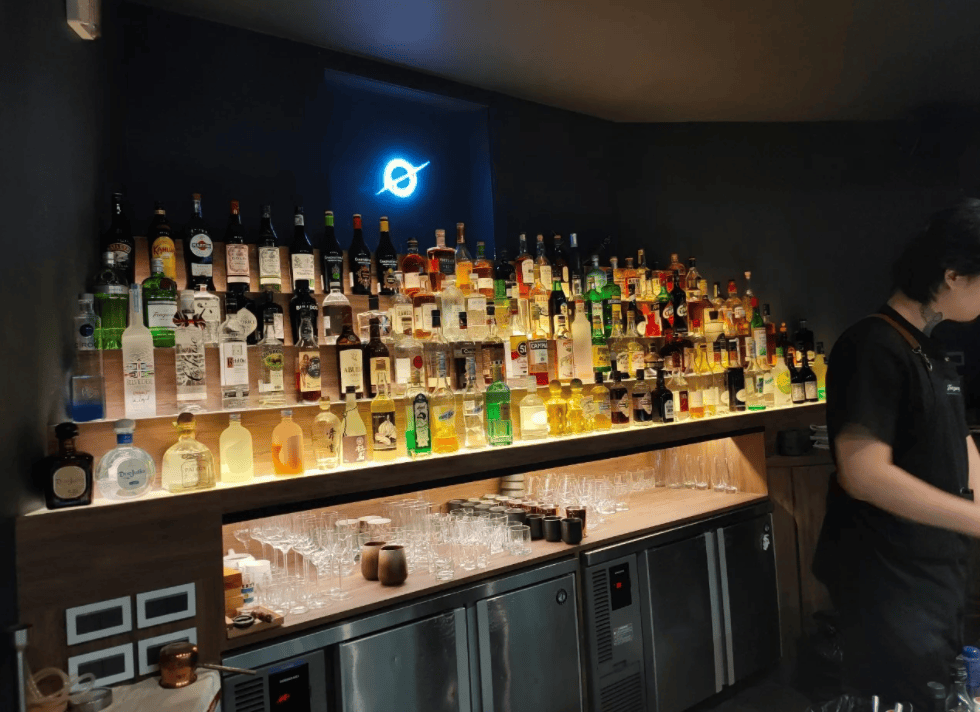 18家「台中酒吧」推薦！ 無論你是喜歡安靜的角落，還是熱愛熱鬧的派對，這18家台中酒吧都能滿足你的需求。